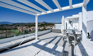 Listo para entrar a vivir, espacioso ático moderno de diseño en venta en un complejo de lujo en Marbella - Estepona 36971 