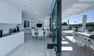 Listo para entrar a vivir, espacioso ático moderno de diseño en venta en un complejo de lujo en Marbella - Estepona 36975 