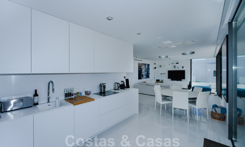Listo para entrar a vivir, espacioso ático moderno de diseño en venta en un complejo de lujo en Marbella - Estepona 36976