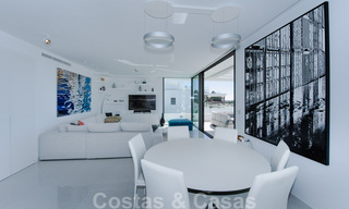 Listo para entrar a vivir, espacioso ático moderno de diseño en venta en un complejo de lujo en Marbella - Estepona 36977 