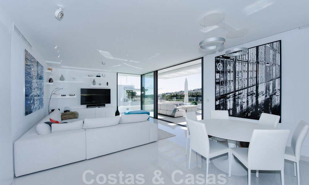 Listo para entrar a vivir, espacioso ático moderno de diseño en venta en un complejo de lujo en Marbella - Estepona 36978