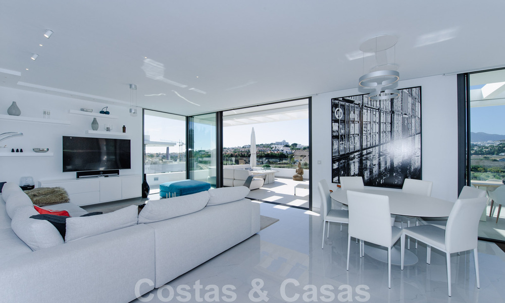 Listo para entrar a vivir, espacioso ático moderno de diseño en venta en un complejo de lujo en Marbella - Estepona 36979