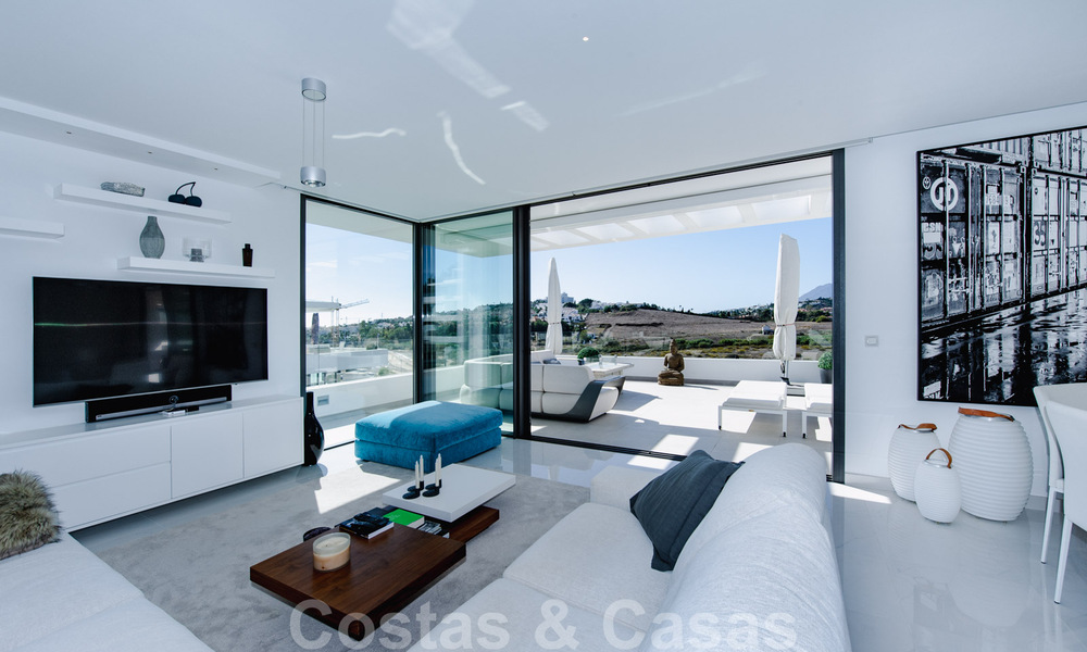Listo para entrar a vivir, espacioso ático moderno de diseño en venta en un complejo de lujo en Marbella - Estepona 36980