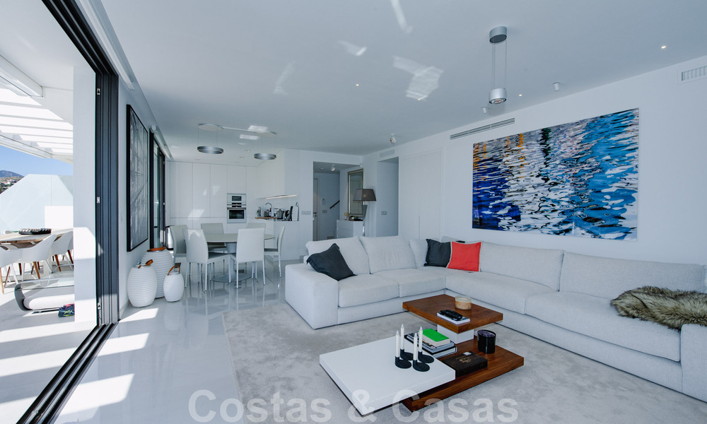 Listo para entrar a vivir, espacioso ático moderno de diseño en venta en un complejo de lujo en Marbella - Estepona 36981
