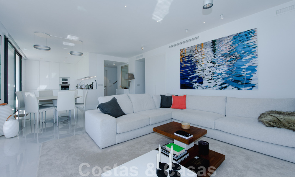 Listo para entrar a vivir, espacioso ático moderno de diseño en venta en un complejo de lujo en Marbella - Estepona 36982