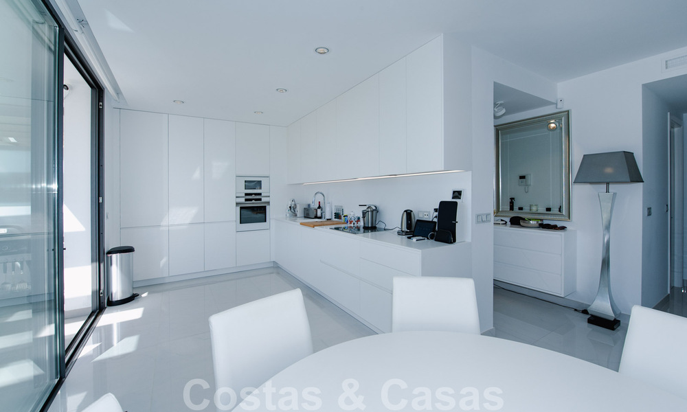 Listo para entrar a vivir, espacioso ático moderno de diseño en venta en un complejo de lujo en Marbella - Estepona 36983