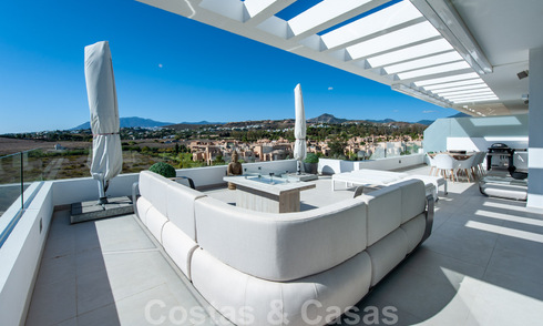 Listo para entrar a vivir, espacioso ático moderno de diseño en venta en un complejo de lujo en Marbella - Estepona 36985