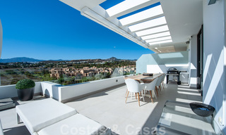 Listo para entrar a vivir, espacioso ático moderno de diseño en venta en un complejo de lujo en Marbella - Estepona 36986 