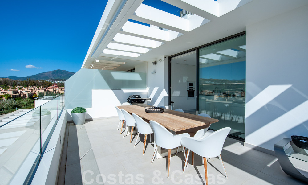 Listo para entrar a vivir, espacioso ático moderno de diseño en venta en un complejo de lujo en Marbella - Estepona 36987