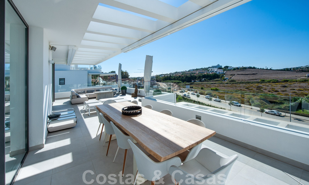 Listo para entrar a vivir, espacioso ático moderno de diseño en venta en un complejo de lujo en Marbella - Estepona 36988