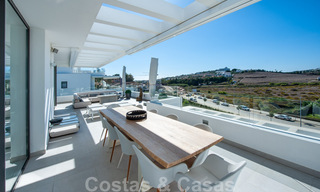 Listo para entrar a vivir, espacioso ático moderno de diseño en venta en un complejo de lujo en Marbella - Estepona 36988 