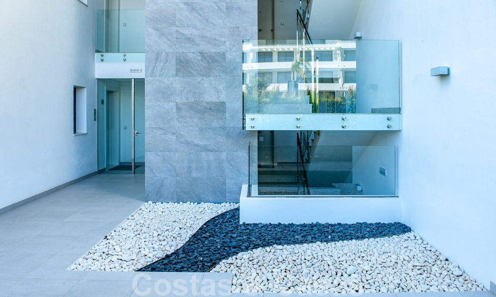 Listo para entrar a vivir, espacioso ático moderno de diseño en venta en un complejo de lujo en Marbella - Estepona 36996