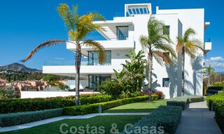 Listo para entrar a vivir, espacioso ático moderno de diseño en venta en un complejo de lujo en Marbella - Estepona 36997 