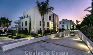 Elegante y moderno apartamento de lujo en primera línea de playa en venta en Emare, en la Nueva Milla de Oro, entre Marbella y Estepona 36929 