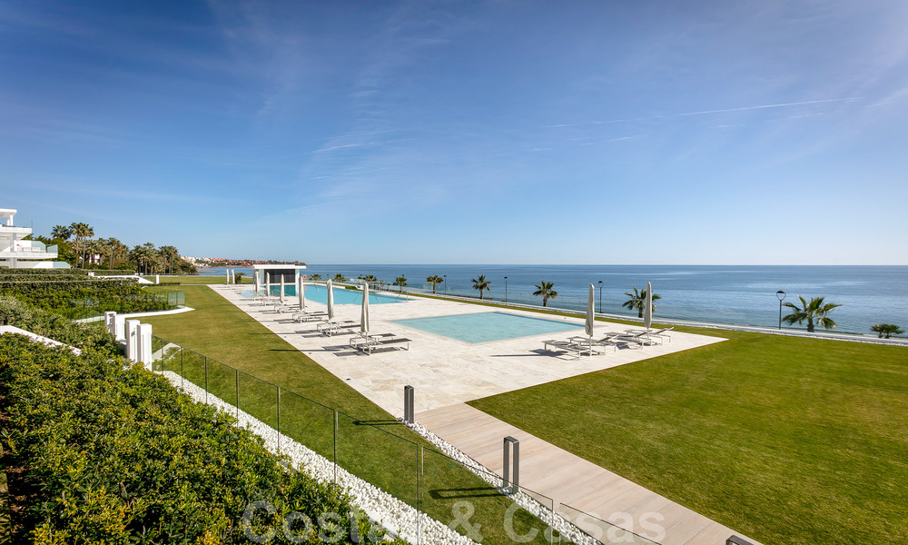 Elegante y moderno apartamento de lujo en primera línea de playa en venta en Emare, en la Nueva Milla de Oro, entre Marbella y Estepona 36932