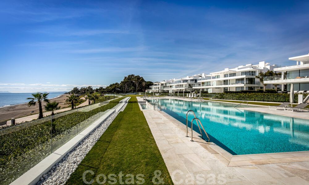 Elegante y moderno apartamento de lujo en primera línea de playa en venta en Emare, en la Nueva Milla de Oro, entre Marbella y Estepona 36933
