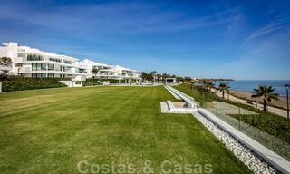 Elegante y moderno apartamento de lujo en primera línea de playa en venta en Emare, en la Nueva Milla de Oro, entre Marbella y Estepona 36934 