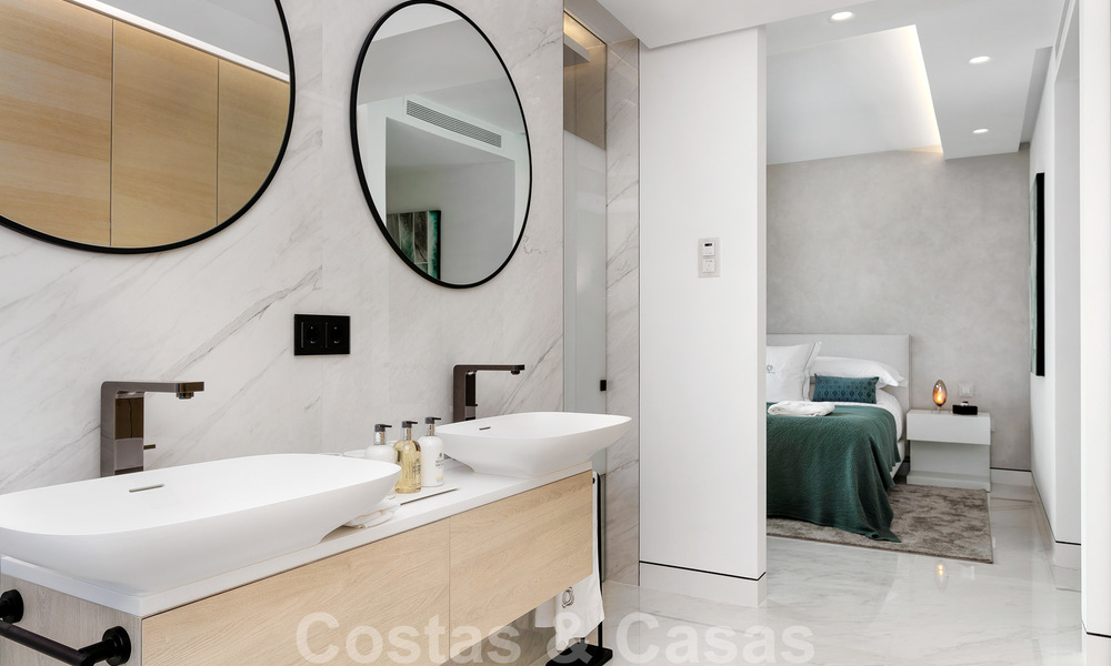 Elegante y moderno apartamento de lujo en primera línea de playa en venta en Emare, en la Nueva Milla de Oro, entre Marbella y Estepona 36937
