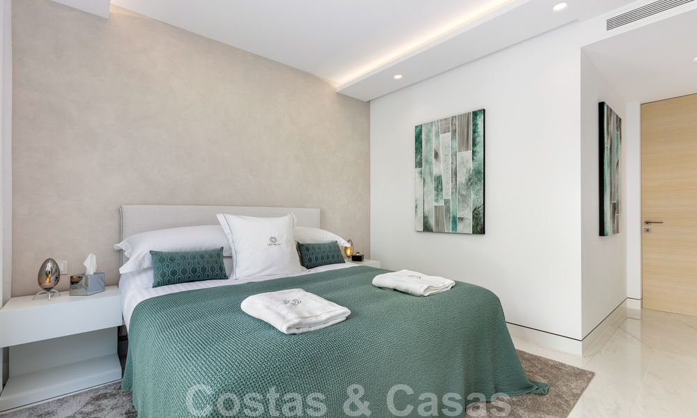 Elegante y moderno apartamento de lujo en primera línea de playa en venta en Emare, en la Nueva Milla de Oro, entre Marbella y Estepona 36938