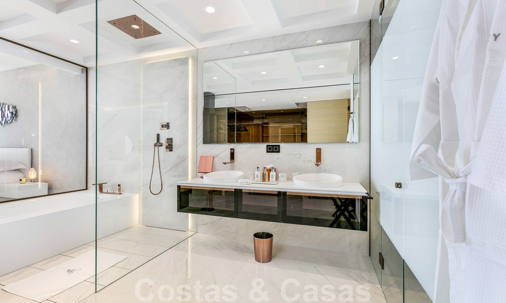 Elegante y moderno apartamento de lujo en primera línea de playa en venta en Emare, en la Nueva Milla de Oro, entre Marbella y Estepona 36939