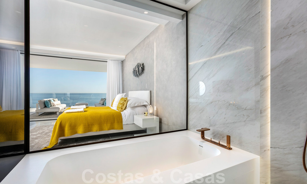 Elegante y moderno apartamento de lujo en primera línea de playa en venta en Emare, en la Nueva Milla de Oro, entre Marbella y Estepona 36941