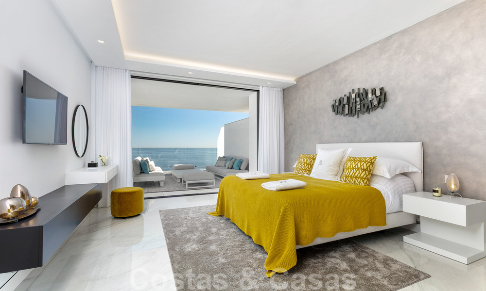 Elegante y moderno apartamento de lujo en primera línea de playa en venta en Emare, en la Nueva Milla de Oro, entre Marbella y Estepona 36942