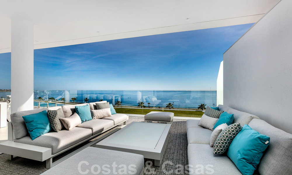 Elegante y moderno apartamento de lujo en primera línea de playa en venta en Emare, en la Nueva Milla de Oro, entre Marbella y Estepona 36943