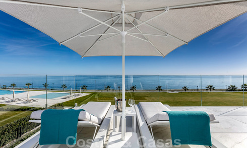 Elegante y moderno apartamento de lujo en primera línea de playa en venta en Emare, en la Nueva Milla de Oro, entre Marbella y Estepona 36944