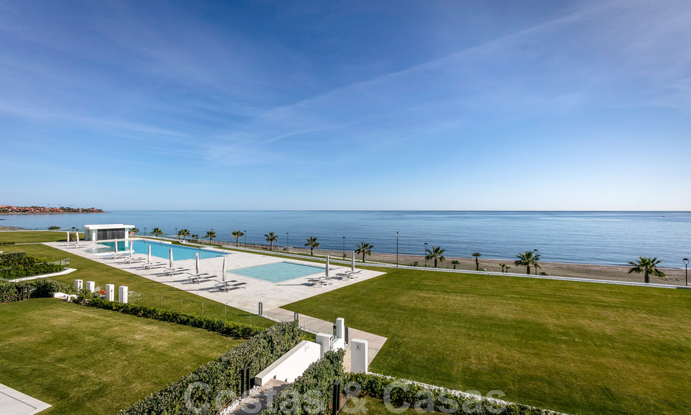 Elegante y moderno apartamento de lujo en primera línea de playa en venta en Emare, en la Nueva Milla de Oro, entre Marbella y Estepona 36945