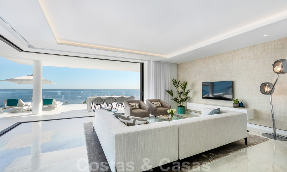 Elegante y moderno apartamento de lujo en primera línea de playa en venta en Emare, en la Nueva Milla de Oro, entre Marbella y Estepona 36947