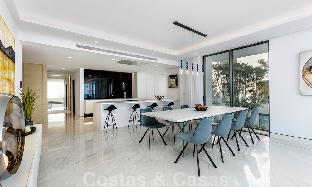 Elegante y moderno apartamento de lujo en primera línea de playa en venta en Emare, en la Nueva Milla de Oro, entre Marbella y Estepona 36948