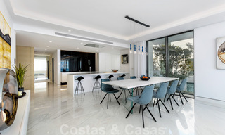 Elegante y moderno apartamento de lujo en primera línea de playa en venta en Emare, en la Nueva Milla de Oro, entre Marbella y Estepona 36948 