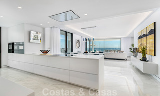 Elegante y moderno apartamento de lujo en primera línea de playa en venta en Emare, en la Nueva Milla de Oro, entre Marbella y Estepona 36950 