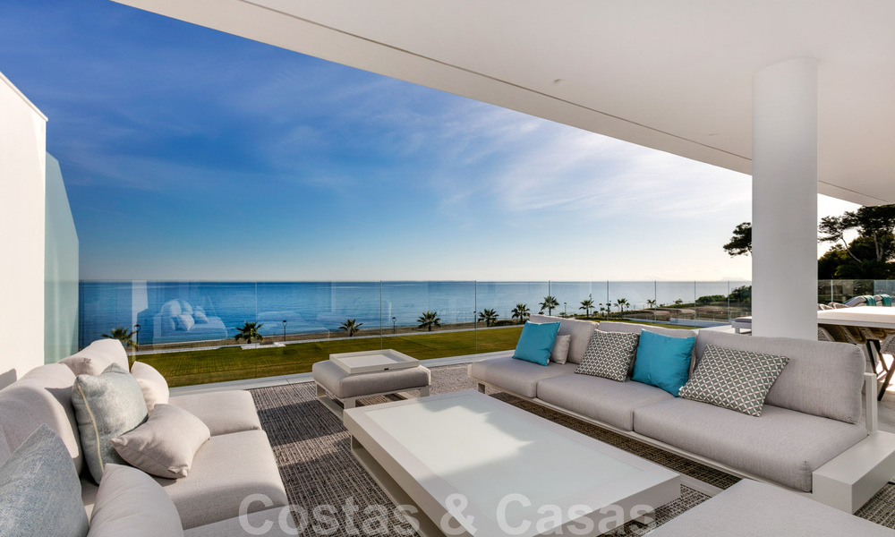 Elegante y moderno apartamento de lujo en primera línea de playa en venta en Emare, en la Nueva Milla de Oro, entre Marbella y Estepona 36955