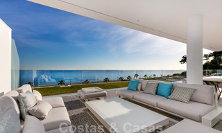 Elegante y moderno apartamento de lujo en primera línea de playa en venta en Emare, en la Nueva Milla de Oro, entre Marbella y Estepona 36955 