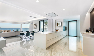 Elegante y moderno apartamento de lujo en primera línea de playa en venta en Emare, en la Nueva Milla de Oro, entre Marbella y Estepona 36956 
