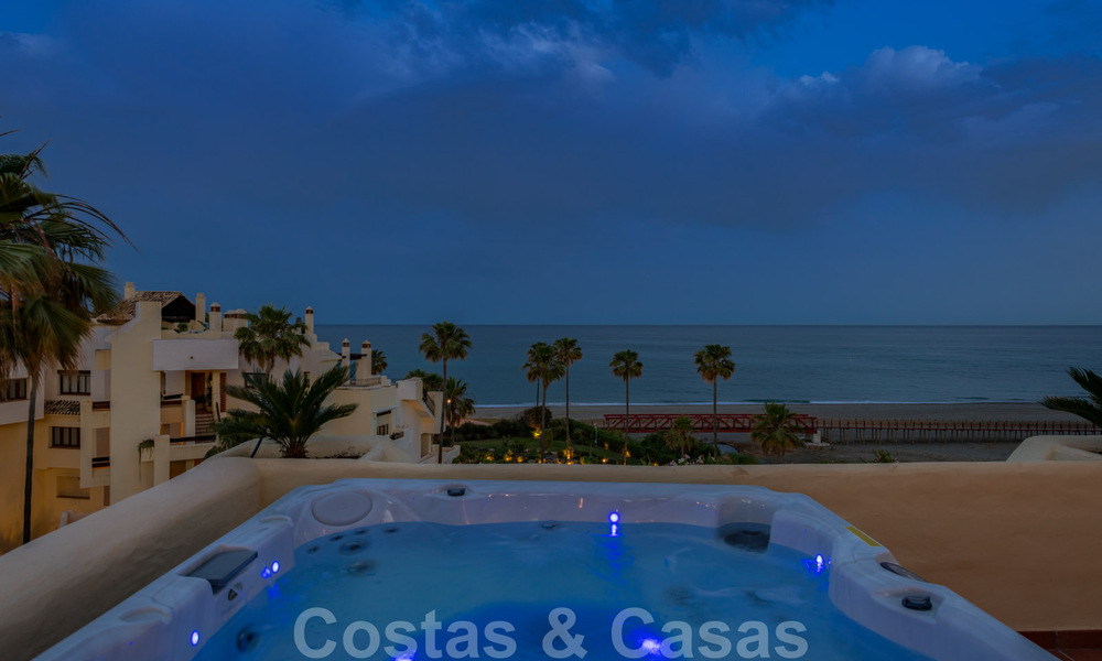 Ático contemporáneo y renovado en primera línea de playa en venta con 4 dormitorios e impresionantes vistas al mar en la Nueva Milla de Oro entre Marbella y Estepona 36883