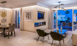 Ático contemporáneo y renovado en primera línea de playa en venta con 4 dormitorios e impresionantes vistas al mar en la Nueva Milla de Oro entre Marbella y Estepona 36885 
