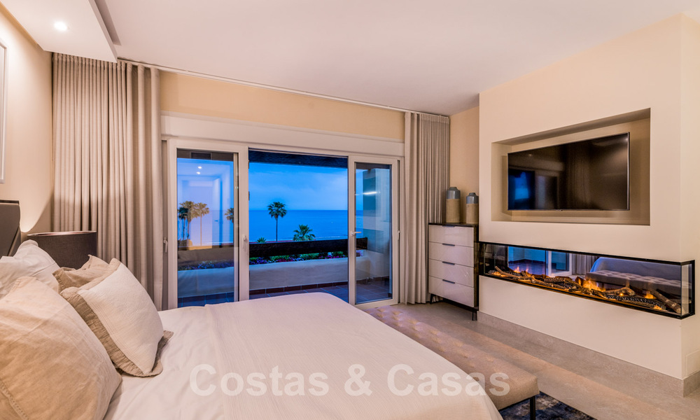 Ático contemporáneo y renovado en primera línea de playa en venta con 4 dormitorios e impresionantes vistas al mar en la Nueva Milla de Oro entre Marbella y Estepona 36886