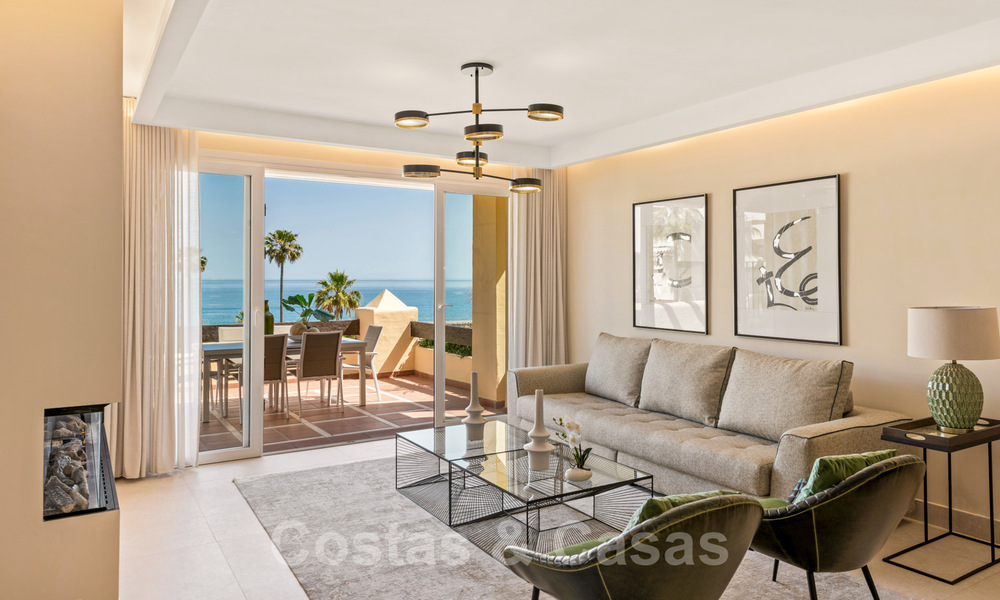 Ático contemporáneo y renovado en primera línea de playa en venta con 4 dormitorios e impresionantes vistas al mar en la Nueva Milla de Oro entre Marbella y Estepona 36888