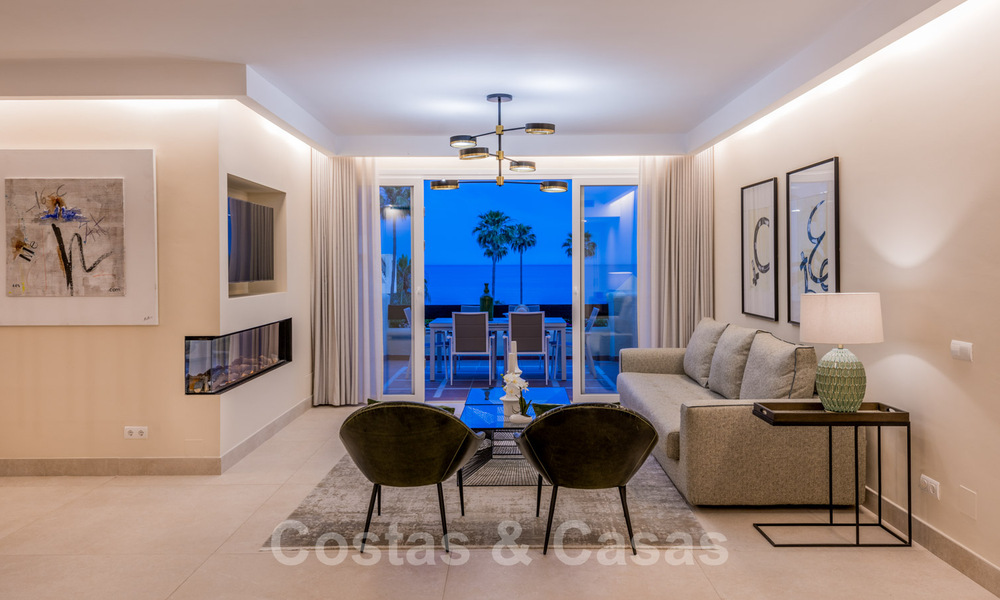 Ático contemporáneo y renovado en primera línea de playa en venta con 4 dormitorios e impresionantes vistas al mar en la Nueva Milla de Oro entre Marbella y Estepona 36892