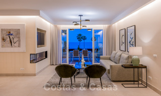 Ático contemporáneo y renovado en primera línea de playa en venta con 4 dormitorios e impresionantes vistas al mar en la Nueva Milla de Oro entre Marbella y Estepona 36892 