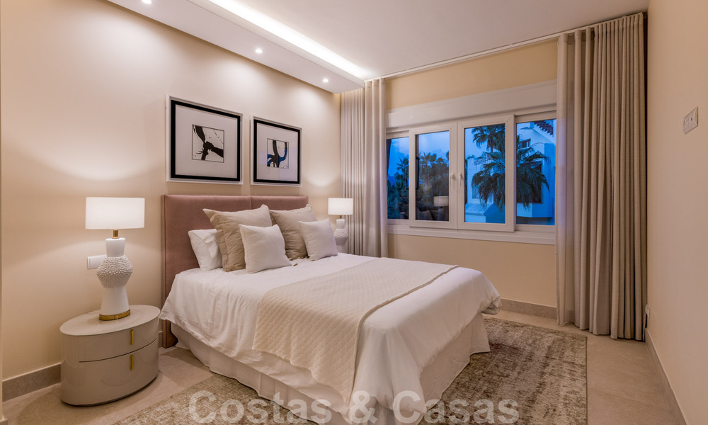 Ático contemporáneo y renovado en primera línea de playa en venta con 4 dormitorios e impresionantes vistas al mar en la Nueva Milla de Oro entre Marbella y Estepona 36893