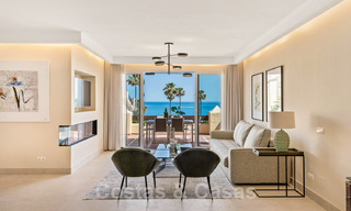 Ático contemporáneo y renovado en primera línea de playa en venta con 4 dormitorios e impresionantes vistas al mar en la Nueva Milla de Oro entre Marbella y Estepona 36895 