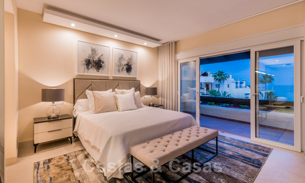 Ático contemporáneo y renovado en primera línea de playa en venta con 4 dormitorios e impresionantes vistas al mar en la Nueva Milla de Oro entre Marbella y Estepona 36899