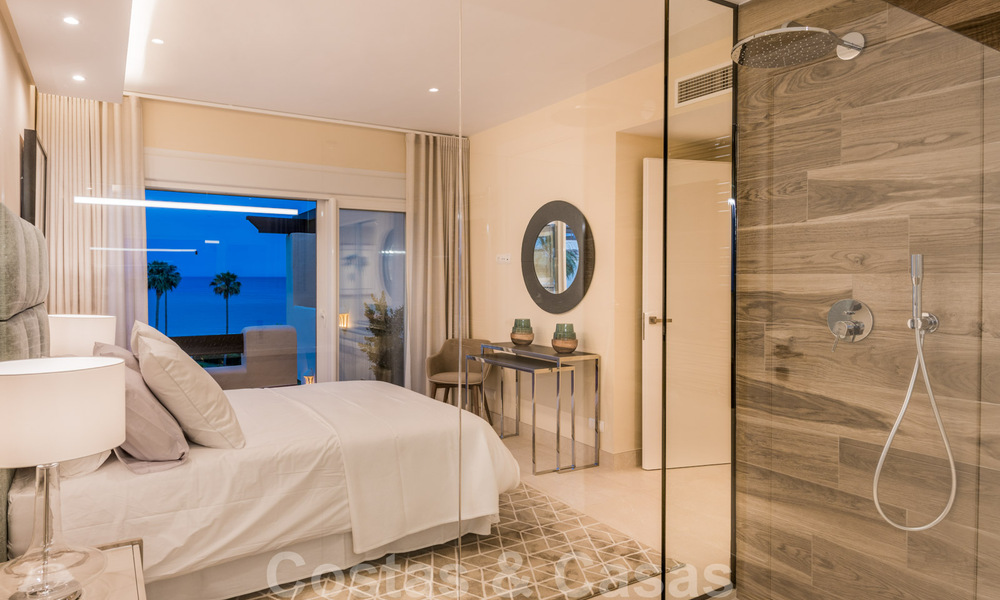 Ático contemporáneo y renovado en primera línea de playa en venta con 4 dormitorios e impresionantes vistas al mar en la Nueva Milla de Oro entre Marbella y Estepona 36900