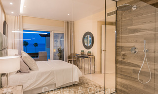 Ático contemporáneo y renovado en primera línea de playa en venta con 4 dormitorios e impresionantes vistas al mar en la Nueva Milla de Oro entre Marbella y Estepona 36900 