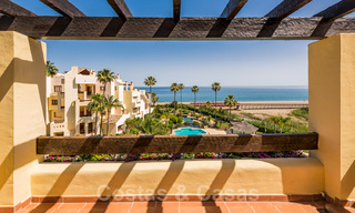 Ático contemporáneo y renovado en primera línea de playa en venta con 4 dormitorios e impresionantes vistas al mar en la Nueva Milla de Oro entre Marbella y Estepona 36901 