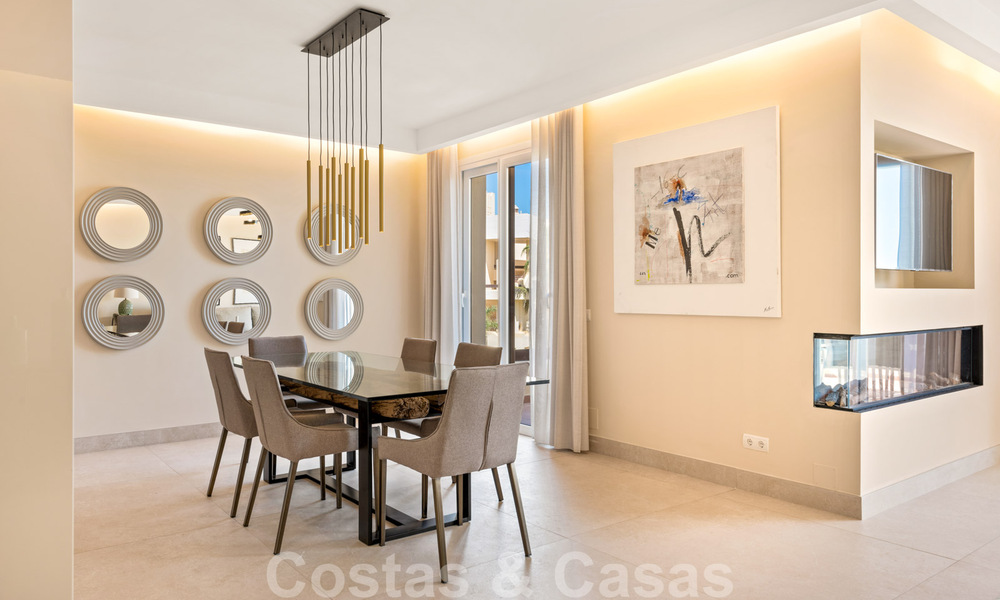 Ático contemporáneo y renovado en primera línea de playa en venta con 4 dormitorios e impresionantes vistas al mar en la Nueva Milla de Oro entre Marbella y Estepona 36902