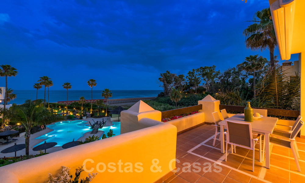 Ático contemporáneo y renovado en primera línea de playa en venta con 4 dormitorios e impresionantes vistas al mar en la Nueva Milla de Oro entre Marbella y Estepona 36903